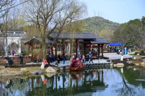 靠岸等待游客的花船