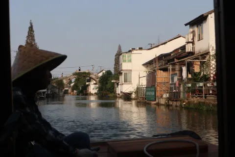 船在水中走