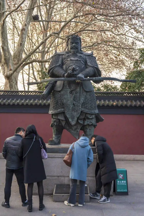 钱镠雕像