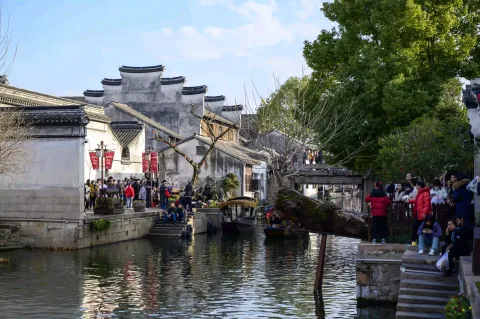 小河两侧的游客