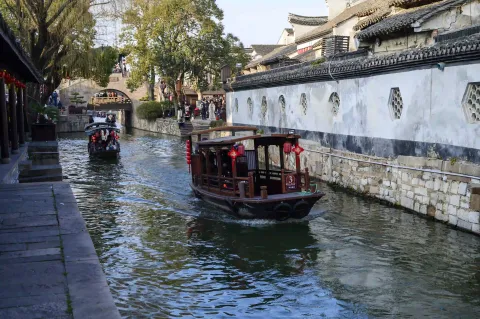 小河里的手摇船