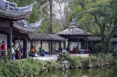 莲花池边的连廊
