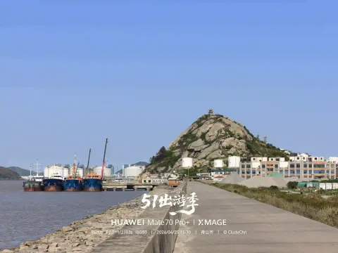 岸堤上远拍
