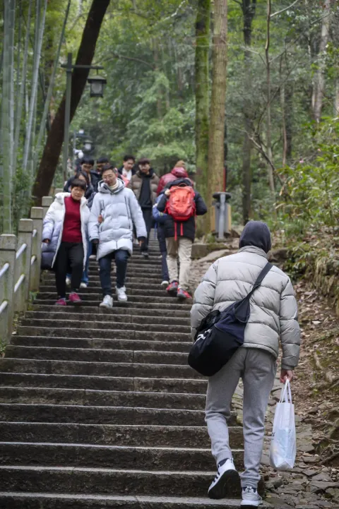 北高峰徒步爬山的游客