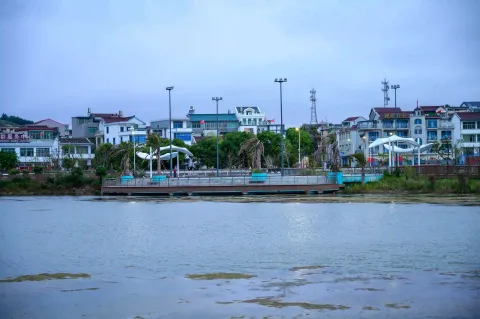 岸边休闲广场