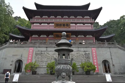 净慈寺巍峨主殿香炉