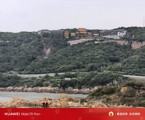 古寺静立山间，山海与禅意相映