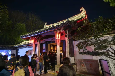 排队进入沈园