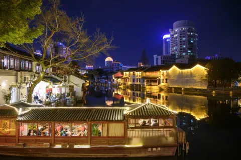 夜晚河边的景色
