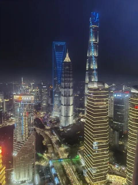 夜晚的陆家嘴三件套