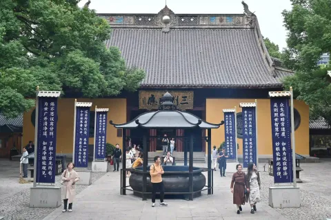净慈寺大殿前焚香广场