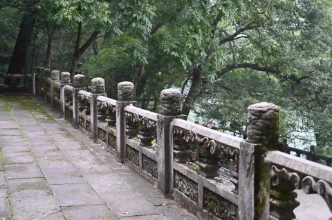 湖畔雕花石栏