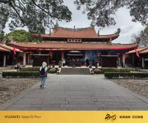 缓步向前，感受古寺烟火