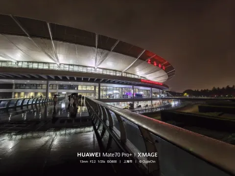雨夜时分的上海南站