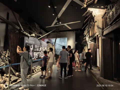 回望烽火，纪念馆内参观