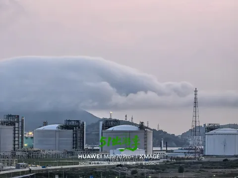 漫过LNG储罐上空的厚重云团