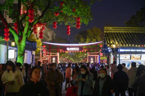 夜间步行街的游客