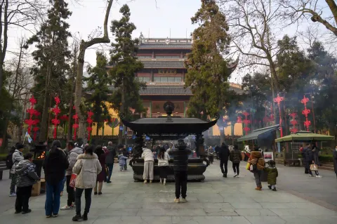 虔诚进香的游客