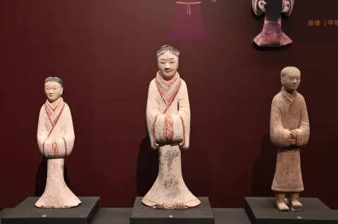 汉代彩绘陶俑