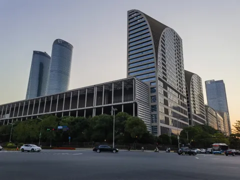 傍晚时分的杭州国际博览中心