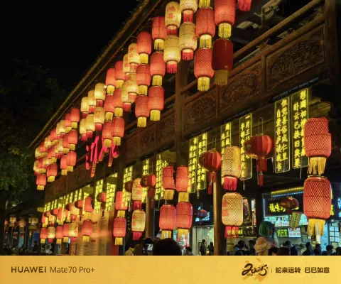 万盏灯笼起，夜色染古坊