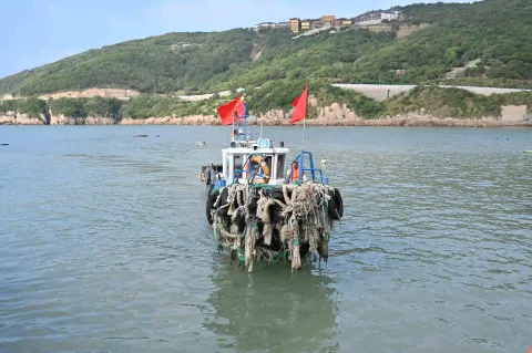 行驶回来的渔船