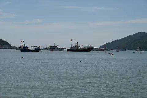 远处停泊在海面的渔船
