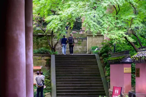 石阶登山游人