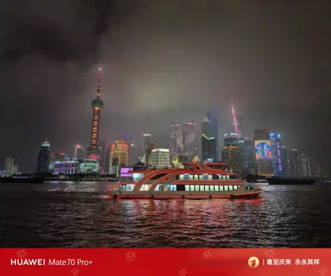 黄浦江上夜游轮船