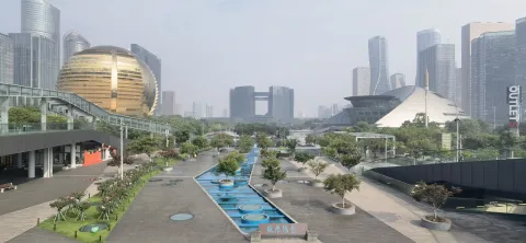 清晨的城市阳台