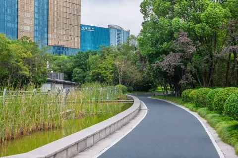 水畔悠闲走道