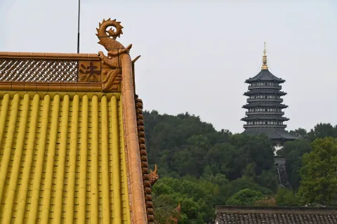 殿宇飞檐远眺雷峰塔