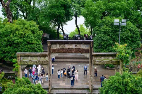 六和塔下石坊外的游客
