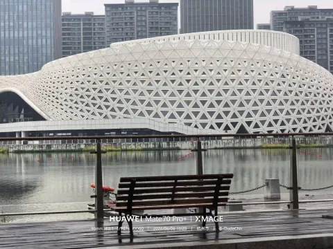 湖畔长椅