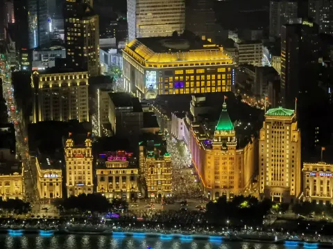 远眺对岸的南京东路步行街