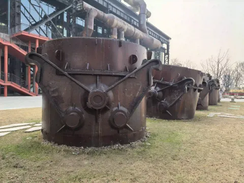 一排锈迹厚重的老式钢水包