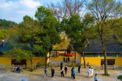 逛仙顶寺，看落叶的人
