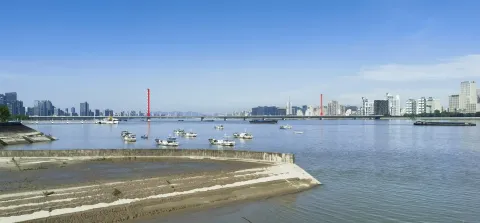 西兴大桥一侧的钱塘江景色