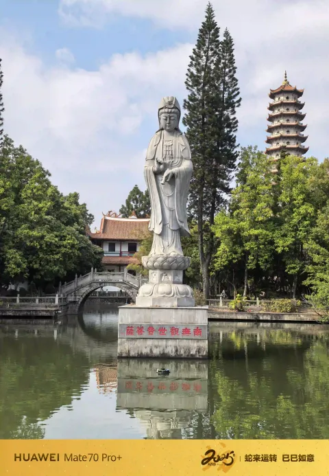 水中石塑观音圣像