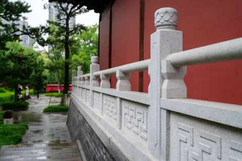 红墙石栏杆