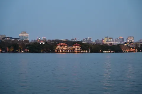开始亮灯的城市夜景