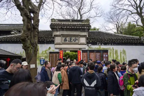 小莲庄门口的游人