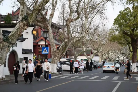 孤山路上的游客