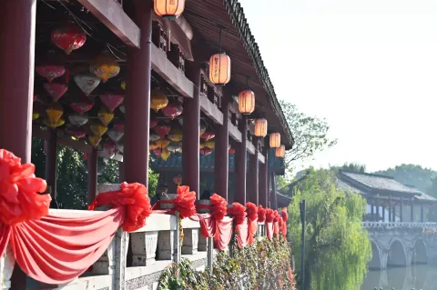 长廊灯笼红绸