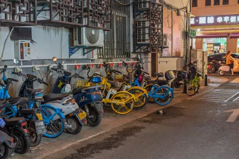 老街巷的电动车与共享单车
