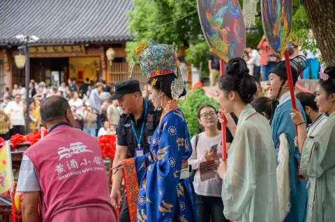 近拍全皇后省亲古装队伍