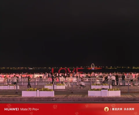 滨湖夜色，晚风与喧嚣
