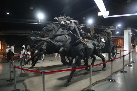 骏马骑射青铜像
