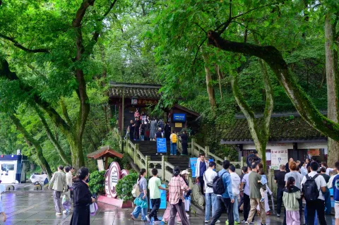 六和塔入口游客