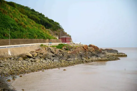 崖岸礁石，海畔红舍
